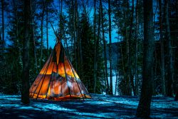 Teepee,Uder,The,Blue,Sky,In,The,Snowy,Woods